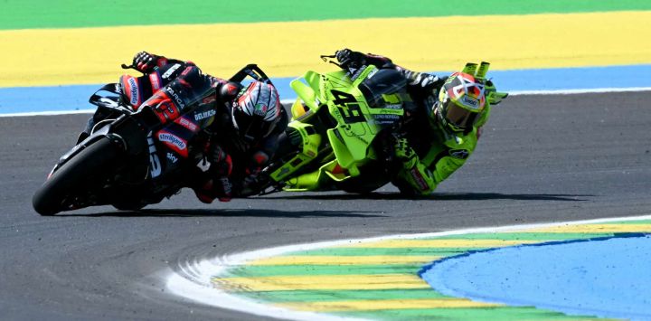 El piloto italiano de Aprilia Racing, Marco Bezzecchi (izquierda), y el piloto italiano del equipo Pertamina Enduro VR46 Racing, Fabio Di Giannantonio, compiten durante la carrera de MotoGP del Gran Premio de Brasil en el circuito internacional Ayrton Senna en Goiania, estado de Goiás, Brasil.