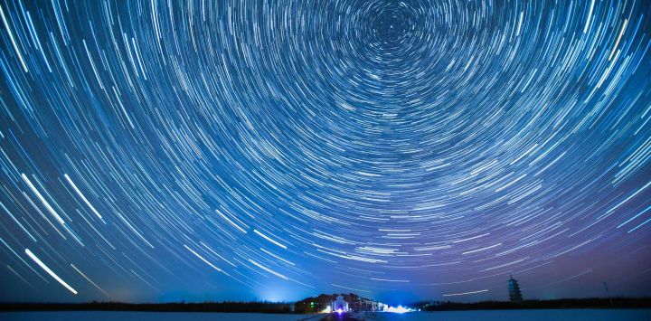 Imagen compuesta de la aurora vista desde el distrito de Jiayin, en la provincia de Heilongjiang, en el noreste de China.
