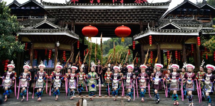 Imagen de residentes locales dando la bienvenida a los invitados, en la aldea dong de Zhaoxing, en el suroeste de China. El coro a capela The Whiffenpoofs de la Universidad de Yale visitó el distrito de Liping, en la provincia de Guizhou, en el suroeste de China, para participar en actividades de intercambio cultural.