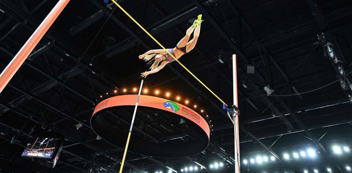 La británica Molly Caudery compite en la final femenina de salto con pértiga durante el Campeonato Mundial de Atletismo en Pista Cubierta Kujawy Pomorze 2026 en Torun, Polonia.