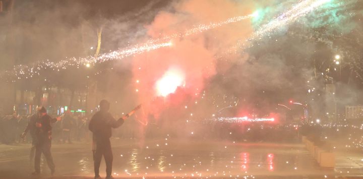 Manifestantes lanzan fuegos artificiales durante enfrentamientos con la policía antidisturbios en protestas antigubernamentales en Tirana, Albania.