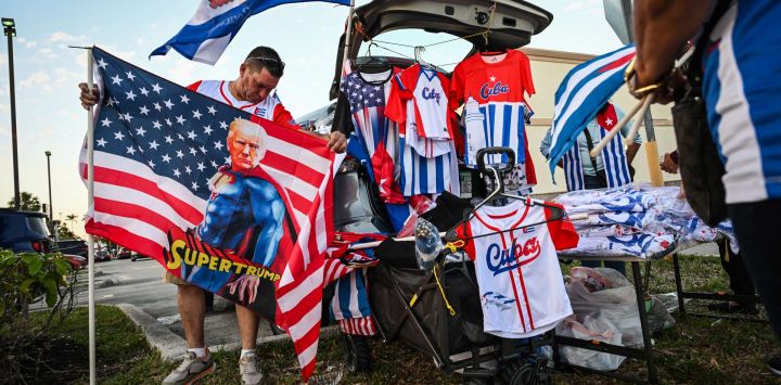 Un hombre examina banderas cubanas y ropa a la venta en la manifestación "Cuba Libre" en la ciudad de Hialeah, Florida.