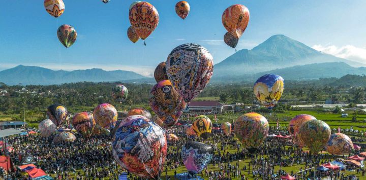 Una vista aérea muestra globos aerostáticos decorados con motivos tradicionales antes de su lanzamiento durante el festival anual de globos aerostáticos celebrado para conmemorar el Eid al-Fitr, que marca el final del mes sagrado de ayuno islámico del Ramadán, en la aldea de Semayu, en Wonosobo, Java Central, Indonesia.