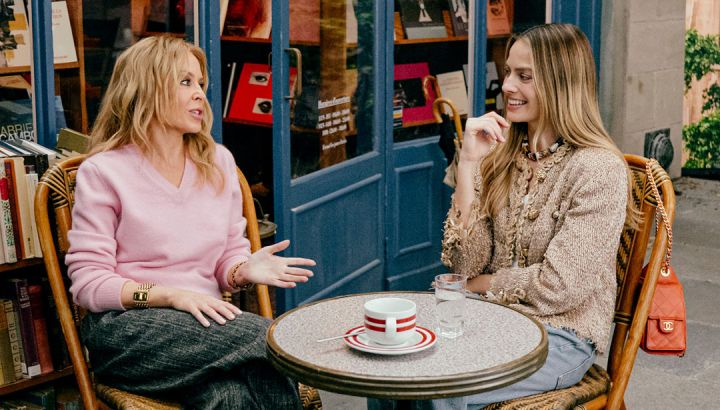 Detrás de escena: Margot Robbie y Kylie Minogue protagonizan la campaña del bolso Chanel 25