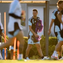 El seleccionador argentino, Lionel Scaloni, observa durante una sesión de entrenamiento en Ezeiza, provincia de Buenos Aires. Argentina. | Foto:LUIS ROBAYO / AFP