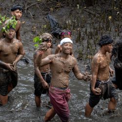 Imagen de balineses cubriendose el cuerpo con barro mientras participan en la tradición del baño de barro, conocida como Mebuug-buugan, en la aldea de Kedonganan, en la regencia de Badung, Bali, Indonesia. El Mebuug-buugan se celebra un día después de Nyepi con el objetivo de neutralizar las energías negativas. | Foto:Xinhua/Lana Priatna