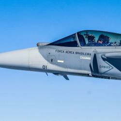 Imagen proveída por el Palacio de Planalto del primer avión caza supersónico fabricado en Brasil volando durante la ceremonia de presentación en el municipio de Gaviao Peixoto, en el estado de Sao Paulo, Brasil. El presidente brasileño, Luiz Inácio Lula da Silva, afirmó que su país avanza hacia la soberanía en materia de defensa al presentar el primer avión caza supersónico producido en el país bajo la denominación de F-39E Gripen. | Foto:Xinhua/Ricardo Stuckert/Palacio de Planalto