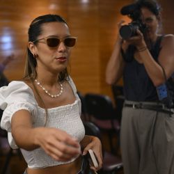 La argentina Agostina Páez llega al consulado argentino en Río de Janeiro, Brasil, para asistir a una conferencia de prensa. Páez fue arrestada y enfrenta un juicio tras ser acusada por la justicia brasileña de racismo por sus gestos durante una conversación en un bar, la cual fue grabada y se viralizó en redes sociales. | Foto:MAURO PIMENTEL / AFP