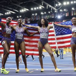 Las estadounidenses Shamier Little, Rosey Effiong, Bailey Lear y Paris Peoples celebran su victoria en la final femenina de relevos 4x400 metros durante el Campeonato Mundial de Atletismo en Pista Cubierta Kujawy Pomorze 2026 en Torun, Polonia. | Foto:WOJTEK RADWANSKI / AFP