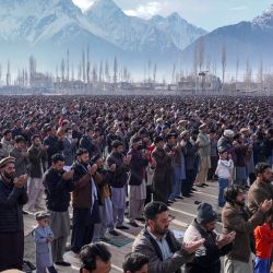 Musulmanes chiítas realizan las oraciones Skardu, Gilgit-Baltistán, Pakistán. | Foto:Manzoor Balti / AFP