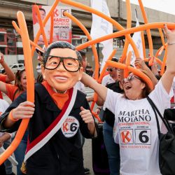 Un hombre con una máscara del expresidente Alberto Fujimori y simpatizantes de la candidata presidencial peruana Keiko Fujimori, del partido Fuerza Popular, corean consignas frente al Centro de Convenciones de Lima antes de la tercera ronda de debates sobre la lucha contra la delincuencia y la corrupción en Lima. Perú celebrará elecciones presidenciales el 12 de abril. | Foto:CONNIE FRANCE / AFP