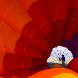 Un piloto empaca un globo aerostático durante el espectáculo anual de Globos de Canberra, en Canberra, Australia. | Foto:Xinhua/Chu Chen