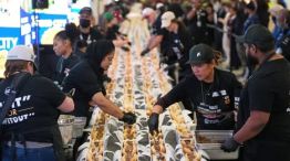 Reparten 366 metros de sandwiches de carne.