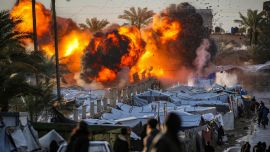 Una bola de fuego estalla tras un ataque israelí cerca de un campamento de tiendas de campaña que alberga a personas desplazadas por la guerra en Deir el-Balah, en el centro de la Franja de Gaza. La violencia ha persistido en Gaza a pesar del alto el fuego que entró en vigor el 10 de octubre, y tanto Israel como Hamás se acusan mutuamente de violaciones.