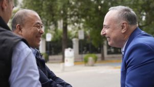 Eduardo Accastello recibe a funcionario chinos