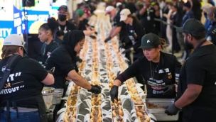 Reparten 366 metros de sandwiches de carne.