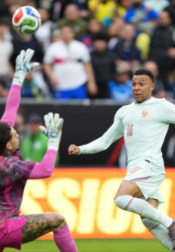 Kylian Mbappé jugando para Francia