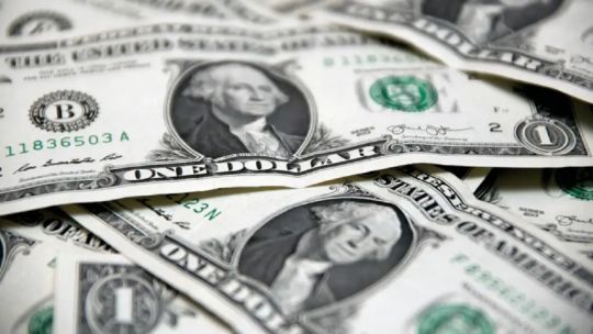 El dólar blue cerró en baja este viernes 10 de abril y el Banco Central compró dólares