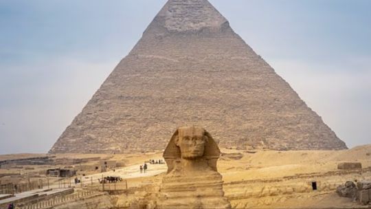 Investigadores identificaron una anomalía geológica con forma de esfinge y una red de túneles ocultos bajo las pirámides de Egipto