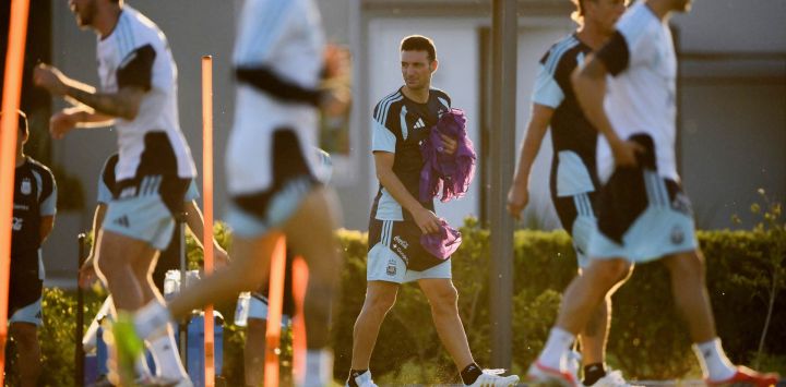 El seleccionador argentino, Lionel Scaloni, observa durante una sesión de entrenamiento en Ezeiza, provincia de Buenos Aires. Argentina.