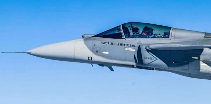 Imagen proveída por el Palacio de Planalto del primer avión caza supersónico fabricado en Brasil volando durante la ceremonia de presentación en el municipio de Gaviao Peixoto, en el estado de Sao Paulo, Brasil. El presidente brasileño, Luiz Inácio Lula da Silva, afirmó que su país avanza hacia la soberanía en materia de defensa al presentar el primer avión caza supersónico producido en el país bajo la denominación de F-39E Gripen.