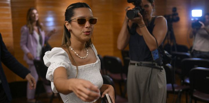 La argentina Agostina Páez llega al consulado argentino en Río de Janeiro, Brasil, para asistir a una conferencia de prensa. Páez fue arrestada y enfrenta un juicio tras ser acusada por la justicia brasileña de racismo por sus gestos durante una conversación en un bar, la cual fue grabada y se viralizó en redes sociales.