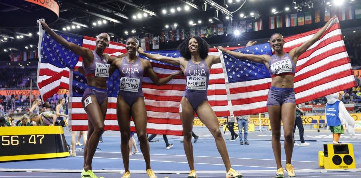 Las estadounidenses Shamier Little, Rosey Effiong, Bailey Lear y Paris Peoples celebran su victoria en la final femenina de relevos 4x400 metros durante el Campeonato Mundial de Atletismo en Pista Cubierta Kujawy Pomorze 2026 en Torun, Polonia.
