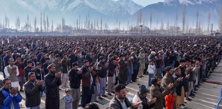 Musulmanes chiítas realizan las oraciones Skardu, Gilgit-Baltistán, Pakistán.
