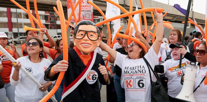 Un hombre con una máscara del expresidente Alberto Fujimori y simpatizantes de la candidata presidencial peruana Keiko Fujimori, del partido Fuerza Popular, corean consignas frente al Centro de Convenciones de Lima antes de la tercera ronda de debates sobre la lucha contra la delincuencia y la corrupción en Lima. Perú celebrará elecciones presidenciales el 12 de abril.