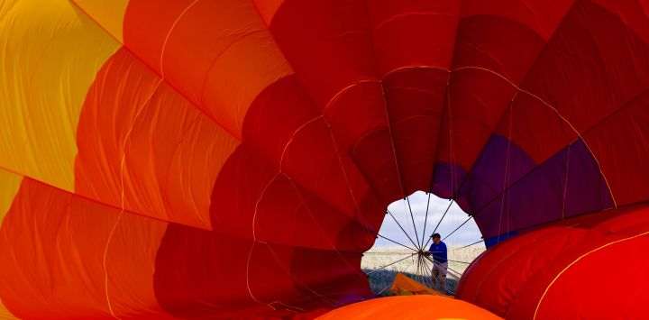 Un piloto empaca un globo aerostático durante el espectáculo anual de Globos de Canberra, en Canberra, Australia.
