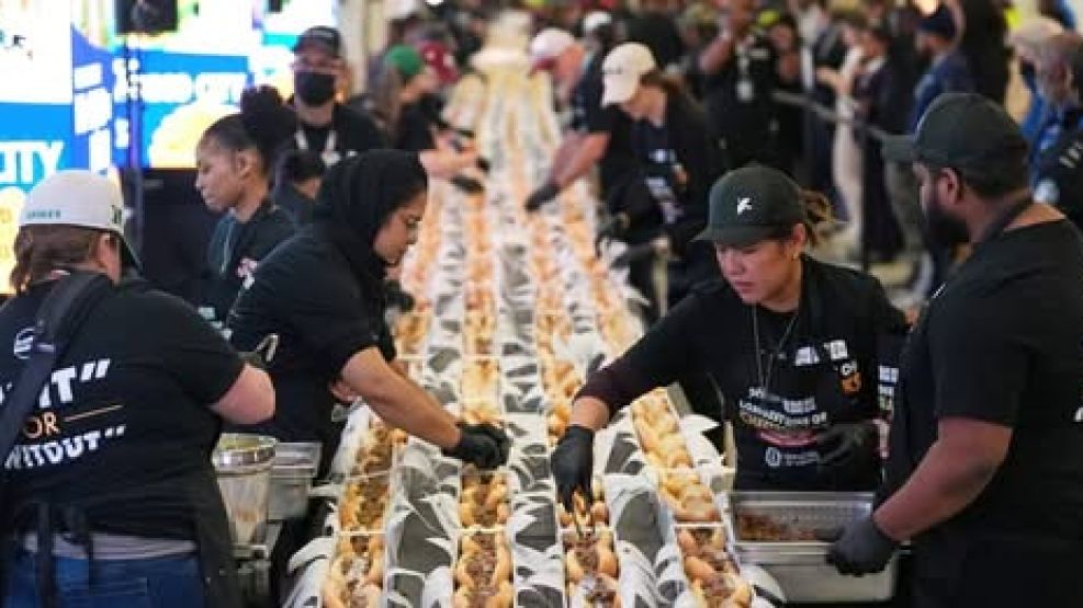 Reparten 366 metros de sandwiches de carne.