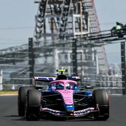 El piloto argentino de Alpine, Franco Colapinto, participa en la primera sesión de entrenamientos libres previa al Gran Premio de Japón de Fórmula 1 en el circuito de Suzuka, en la prefectura de Mie. | Foto:Toshifumi KITAMURA / AFP