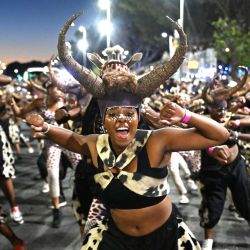 Imagen de juerguistas desfilando durante el Carnaval de Ciudad del Cabo 2026, en Ciudad del Cabo, Sudáfrica. | Foto:Xinhua/Xabiso Mkhabela