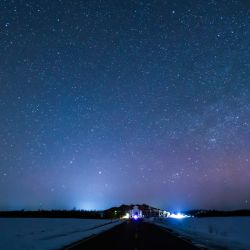 Imagen de la aurora vista desde el distrito de Jiayin, en la provincia de Heilongjiang, en el noreste de China. Debido a la influencia de las actividades geomagnéticas, muchos lugares de la provincia de Heilongjiang fueron testigos de espléndidas auroras. | Foto:Xinhua/Li Shaojun