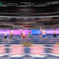 Los atletas compitiendo en la segunda serie de los 1500 metros masculinos durante el Campeonato Mundial de Atletismo en Pista Cubierta Kujawy Pomorze 2026 en Torun, Polonia. | Foto:KIRILL KUDRYAVTSEV / AFP