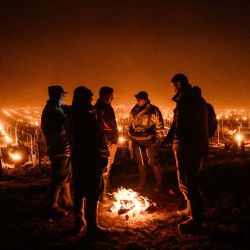 Los viticultores encienden velas antihielo en su viñedo cerca de Chablis, Borgoña, cuando las temperaturas descienden por debajo de cero grados centígrados durante la noche. El anuncio de una helada nocturna impulsó a muchos viticultores de Borgoña a tomar medidas para proteger sus viñas. | Foto:ARNAUD FINISTRE / AFP