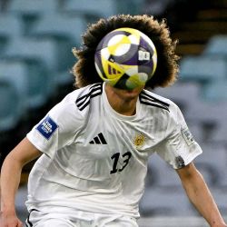 Tahith Chong, de Curazao, observa la pelota durante el partido amistoso internacional de fútbol entre Curazao y China en el Estadio Australia de Sídney. | Foto:Saeed Khan / AFP
