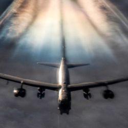 Un bombardero B-52H Stratofortress de la Fuerza Aérea de EE. UU. se prepara para repostar combustible de un avión cisterna KC-135 Stratotanker durante la Operación Furia Épica sobre el área de responsabilidad del Comando Central de EE. UU.. | Foto:Fuerza Aérea de EE. UU. / AFP