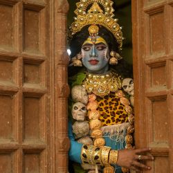Una artista vestida como la diosa hindú Kali espera para participar en una procesión religiosa con motivo del festival Ram Navami en Amritsar, India. | Foto:Narinder Nanu / AFP