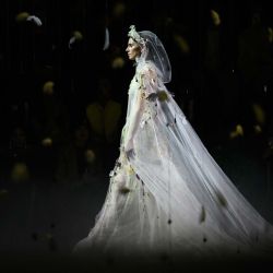Una modelo luce una creación de la colección Heaven Gaia de Xiong Ying durante la Semana de la Moda de China en Pekín. | Foto:Wang Zhao / AFP