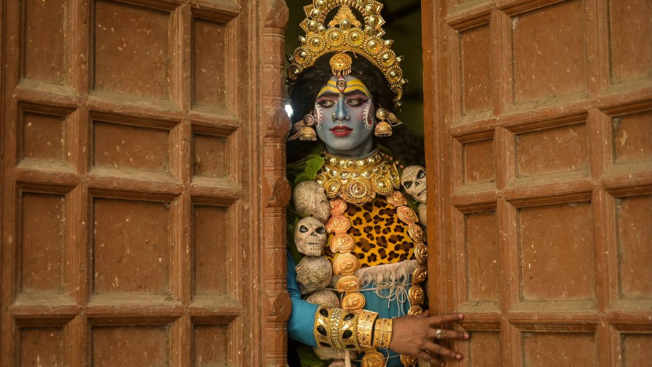 Una artista vestida como la diosa hindú Kali espera para participar en una procesión religiosa con motivo del festival Ram Navami en Amritsar, India. | Foto:Narinder Nanu / AFP