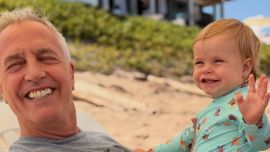 El tierno look de Milenka para acompañar a Marley al trabajo: enterito, volados y zapatillas