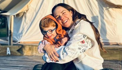 Julieta Nair Calvo junto a su hijo