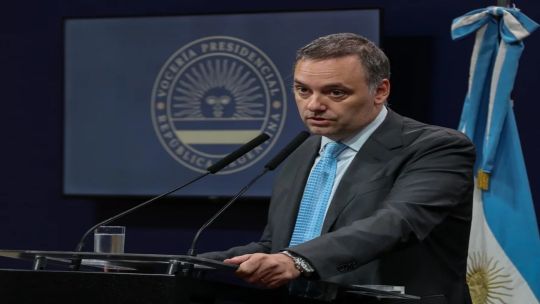 Adorni intenta fingir normalidad, pero las 'expensas' que le cobran las respuestas en X son carísimas