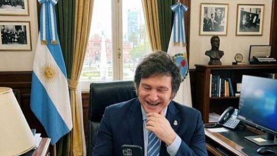 Surrealista: la foto de Milei en la Casa Rosada y con la Casa Rosada que se ve por su ventana