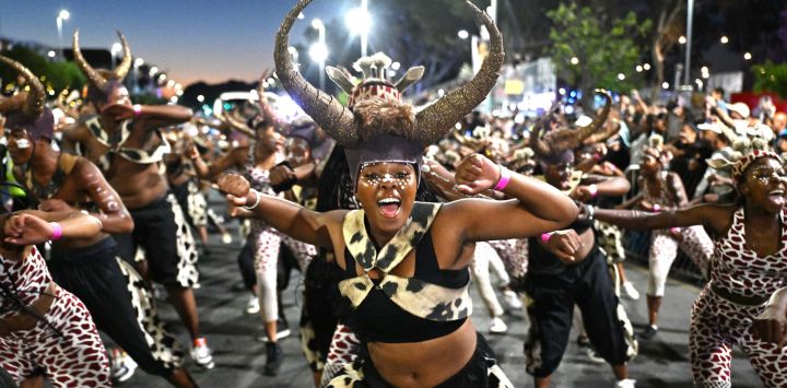 Imagen de juerguistas desfilando durante el Carnaval de Ciudad del Cabo 2026, en Ciudad del Cabo, Sudáfrica.