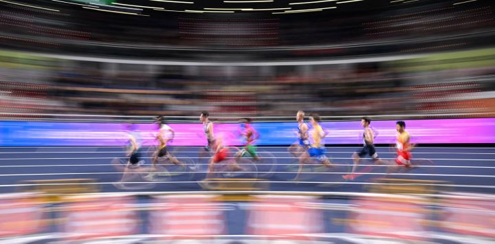 Los atletas compitiendo en la segunda serie de los 1500 metros masculinos durante el Campeonato Mundial de Atletismo en Pista Cubierta Kujawy Pomorze 2026 en Torun, Polonia.