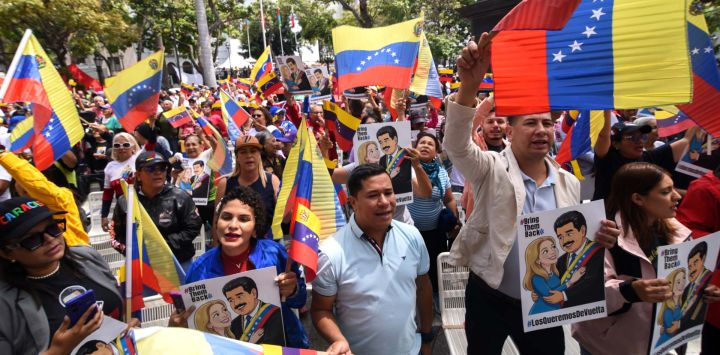 Personas participan durante una concentración para exigir la libertad del presidente venezolano, Nicolás Maduro, y la primera dama, Cilia Flores, en la Plaza Bolívar, en Caracas, Venezuela.