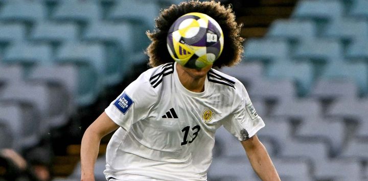 Tahith Chong, de Curazao, observa la pelota durante el partido amistoso internacional de fútbol entre Curazao y China en el Estadio Australia de Sídney.