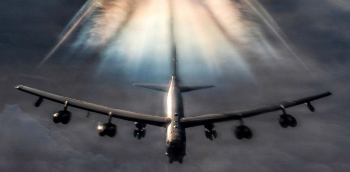 Un bombardero B-52H Stratofortress de la Fuerza Aérea de EE. UU. se prepara para repostar combustible de un avión cisterna KC-135 Stratotanker durante la Operación Furia Épica sobre el área de responsabilidad del Comando Central de EE. UU..